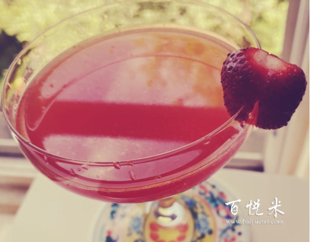 用草莓來(lái)調(diào)配雞尾酒，這4款草莓雞尾酒點(diǎn)亮你夏日沉悶的心情